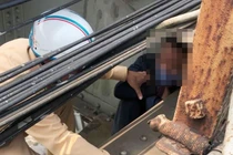 Hà Nội: Chốt kiểm dịch COVID-19 cứu người đàn ông định nhảy cầu Long Biên