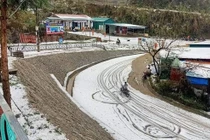 Lai Châu bị phủ trắng mưa đá nhìn như châu Âu