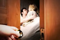 Chồng thuê phòng cho nhân tình ở ngay bên cạnh trong tuần trăng mật