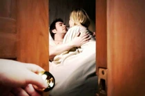 Chồng thuê phòng cho nhân tình ở ngay bên cạnh trong tuần trăng mật