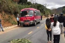 3 người trong một gia đình tử vong sau khi va chạm với xe khách 