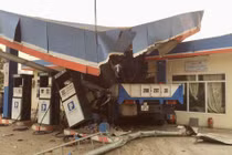 Xe tải va chạm 2 xe máy, lao vào cây xăng làm 5 người thương vong