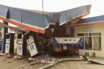 Xe tải va chạm 2 xe máy, lao vào cây xăng làm 5 người thương vong