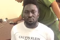 Chân dung cựu cầu thủ Tây tại V-League bẫy quý bà Cà Mau để "hốt bạc"