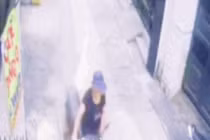 Clip: Đang quay đầu xe, người phụ nữ “đứng hình” khi bị cướp giật dây chuyền