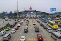 Bến xe đông nghịt khách, cửa ngõ thủ đô Hà Nội tê liệt ngày giáp Tết