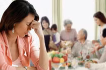 Chỉ rửa bát bưng mâm, tôi đã “đánh rơi” cái Tết