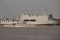 "Hàng xóm" của Việt Nam mang đủ bộ tàu chiến ra duyệt binh trên... sông 