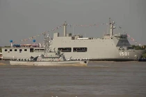 "Hàng xóm" của Việt Nam mang đủ bộ tàu chiến ra duyệt binh trên... sông 