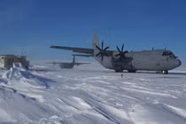 Không quân Canada, Mỹ chật vật tiếp tế cho căn cứ sát cực Bắc