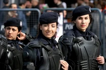 Vẻ ngoài "hầm hố" của những nữ binh sĩ trên khắp thế giới