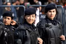 Vẻ ngoài "hầm hố" của những nữ binh sĩ trên khắp thế giới