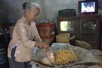 Bà lão 50 năm giữ bí quyết làm món mứt Tết nhà nghèo độc nhất xứ Huế