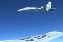 Khoảnh khắc Su-27 Nga chặn máy bay Mỹ trên biển Baltic