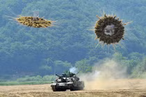 Bất ngờ cách xe tăng Trung Quốc “ẩn thân” dưới mưa tên lửa