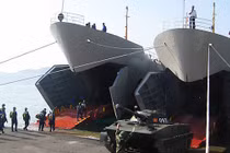 Hải quân Việt Nam tăng niên hạn tàu đổ bộ thành công