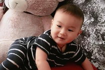 Con trai Lâm Khánh Chi nhún nhảy theo nhạc cực đáng yêu dù mới tròn 8 tháng tuổi 