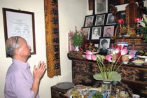 Để ảnh thờ thế này bảo sao mất hết của cài, nghèo tận kiếp 3 đời