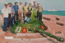 Xe tăng lội nước PT-76 Việt Nam hóa "lô cốt" bảo vệ biển đảo thiêng liêng