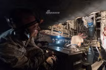 Xem lính Mỹ chất đầy bom lên "pháo đài bay" B-2 Spirit 