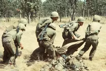 Khoảnh khắc "sinh ly tử biệt" của lính Mỹ trên chiến trường Việt Nam