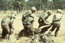 Khoảnh khắc "sinh ly tử biệt" của lính Mỹ trên chiến trường Việt Nam