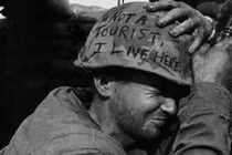 Thông điệp "khổ sở" trên mũ sắt của lính Mỹ thời chiến tranh Việt Nam