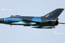 Ngạc nhiên tiêm kích J-7 cổ lỗ được trang bị bom trượt