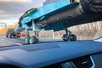 Kinh ngạc tiêm kích "thú mỏ vịt" Su-34... chạy trên đường cao tốc