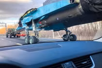 Kinh ngạc tiêm kích "thú mỏ vịt" Su-34... chạy trên đường cao tốc