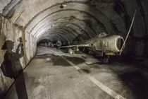 Đột nhập căn cứ không quân bất khả xâm phạm ở Đông âu