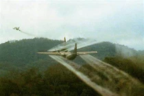 Kinh hoàng cảnh tượng Mỹ rải “thuốc diệt cỏ” ngập chiến trường Việt Nam