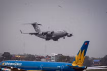 Cận cảnh "Ngựa thồ" C-17 của Không quân Mỹ hạ cánh tại Nội Bài