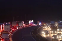 Cảnh sát Anh giải cứu 9 người nhập cư còn sống từ xe tải