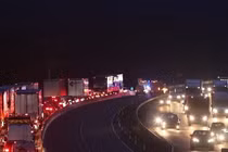 Cảnh sát Anh giải cứu 9 người nhập cư còn sống từ xe tải