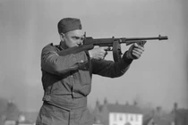 Vì sao lính Mỹ "ngó lơ" trống đạn 100 viên của tiểu liên Thompson?