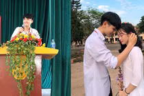 'Chơi lớn' cuối cấp: Nam sinh tỏ tình với crush trước toàn trường 