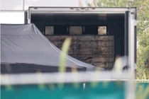 Kinh hãi hình ảnh khi mở container chứa 39 thi thể, nghi có cô gái Việt ở Anh