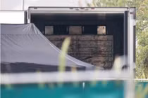 Kinh hãi hình ảnh khi mở container chứa 39 thi thể, nghi có cô gái Việt ở Anh