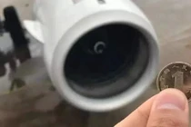 Cố gắng ném tiền xu vào động cơ máy bay để lấy may, mê tín hay ngu dốt?