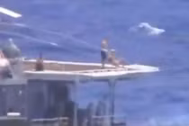 Thuỷ thủ Nga vẫn thảnh thơi tắm nắng khi tàu chiến Mỹ lao đến