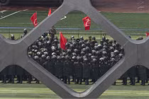 Cảnh sát vũ trang Trung Quốc diễn tập ngay sát Hong Kong