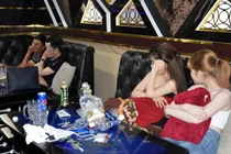 Nam thanh nữ tú phê ma túy trong phòng VIP quán karaoke ở miền Tây