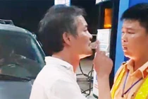 Tài xế xe biển xanh tát CSGT ở Thanh Hoá chỉ sửa xe hộ? 