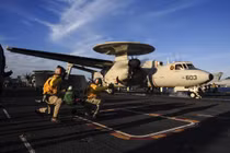 E-2D Hawkeye hạ cánh lỗi gây tai nạn, thiệt hại hơn 2 triệu USD