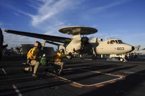 E-2D Hawkeye hạ cánh lỗi gây tai nạn, thiệt hại hơn 2 triệu USD