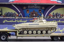 Giữa căng thẳng với Mỹ, quân đội Iran duyệt binh phô diễn sức mạnh