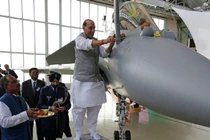 Không quân Ấn Độ mời thầy... "làm phép" cho chiến cơ 200 triệu USD