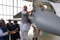 Không quân Ấn Độ mời thầy... "làm phép" cho chiến cơ 200 triệu USD