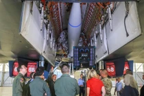 Choáng ngợp khoang chứa bom khổng lồ của máy bay Mỹ giá nửa tỷ USD